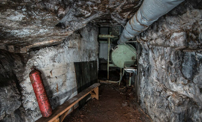 Бетонная будка на склоне скрывала вход сеть тоннелей: поисковик включил камеру и пошел внутрь Бетонная будка на склоне скрывала вход сеть тоннелей: поисковик включил камеру и пошел внутрь Культура