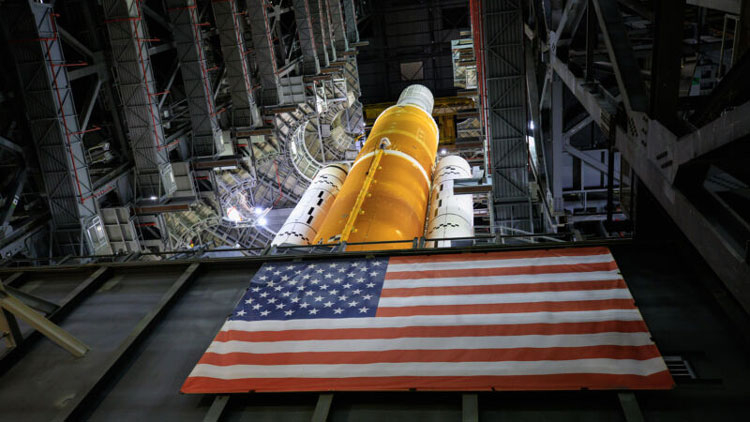 Почти собранная РН SLS на заводской площадке, сентябрь 2021 года. Источник изображения: NASA