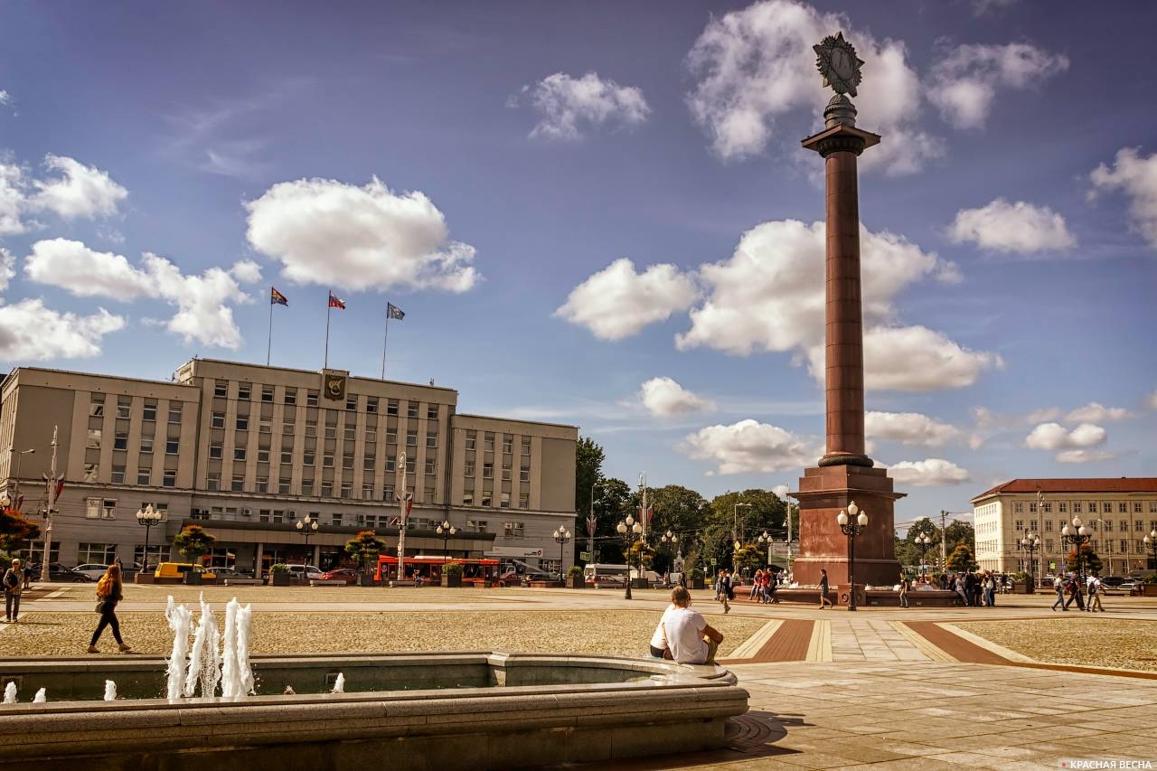 Города победы фото. Площадь Победы Калининград. Стелла на площади Победы Калининград. Площадь Победы Калининград монумент. Главная площадь Калининграда.