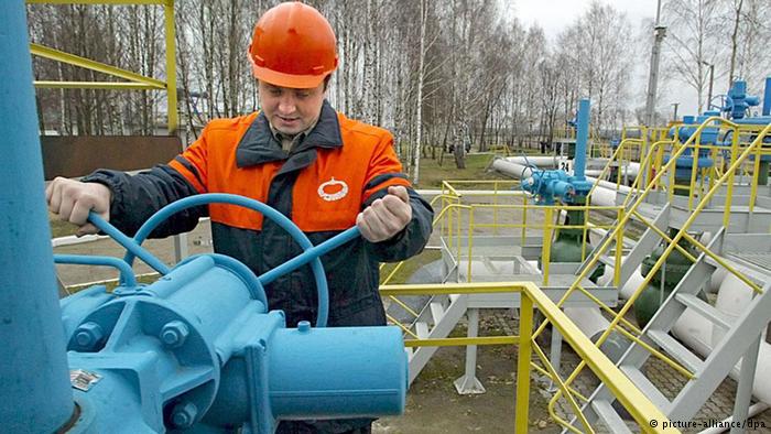 Рабочий на белорусском участке российского нефтепровода Дружба 