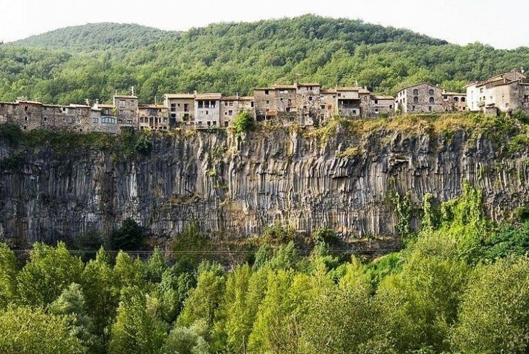 Кастельфольит-де-ла-Рока — уникальная деревня на скале Испания,Каталония,скалы