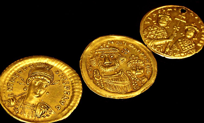 На монетах возрастом тысячи лет нашли следы космического вторжения, которое прятали от людей