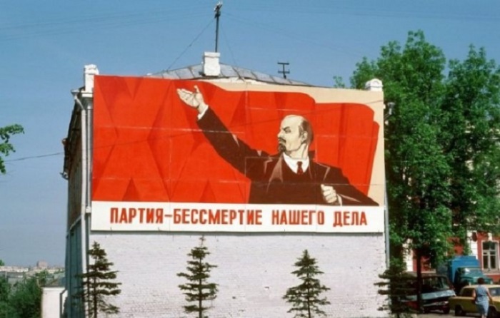 В СССР прекрасно понимали необходимость правильной мотивации людей, в следствие чего имели место многочисленные агитационные лозунги.