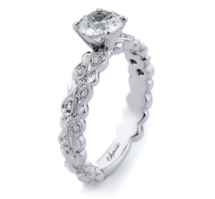 обручальное кольцо с круглым камнем