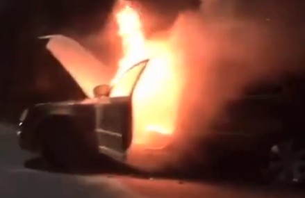 Видео: в центре Рязани сгорел автомобиль