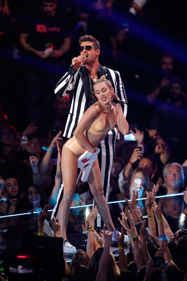 «MTV Video Music Awards 2013» в Бруклине: скандальное выступление Майли Сайрус: miley-cyrus-pictures-hot-vma-2013-mtv-performance--42_Starbeat.ru
