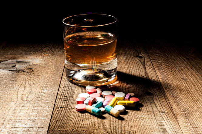 Почему нельзя употреблять алкоголь, если принимаешь лекарства? алкоголь,здоровье,лекарства