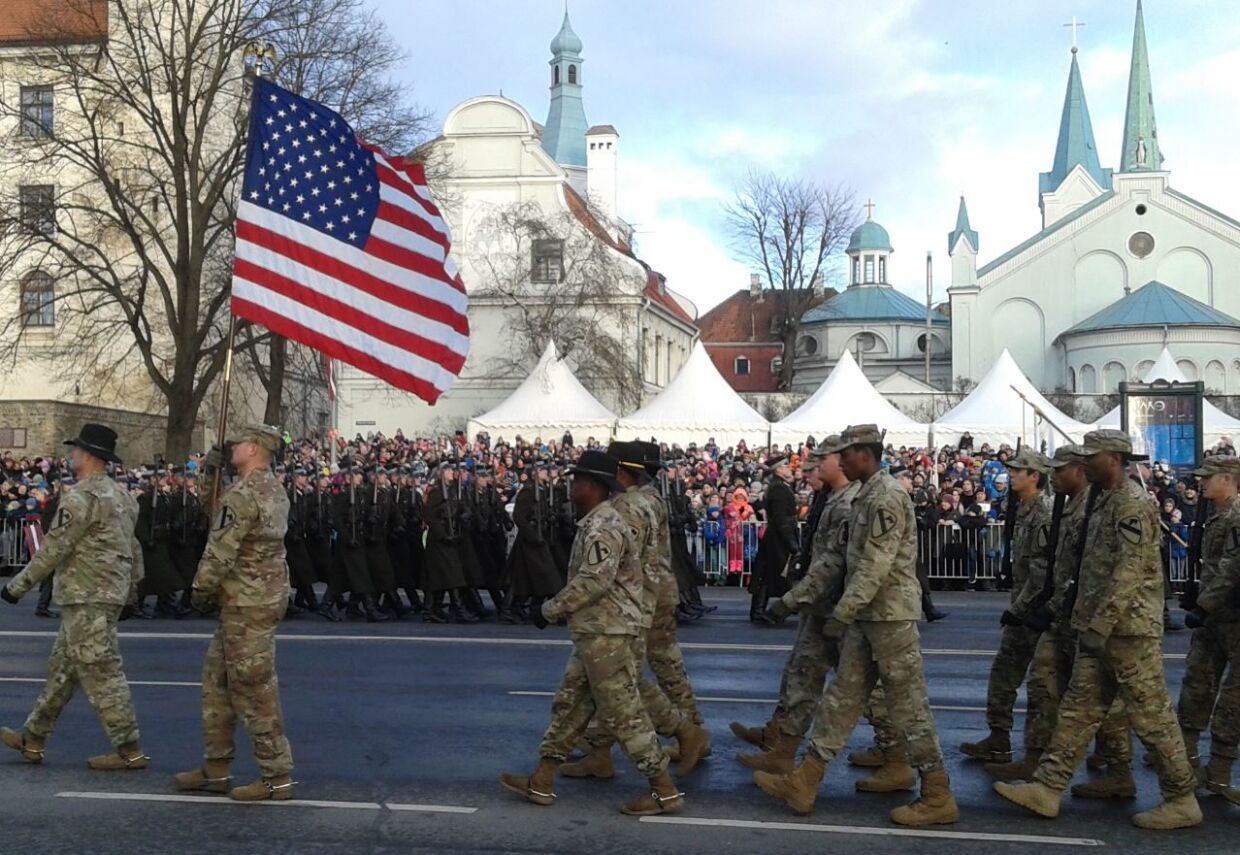 Американский флаг на военных парадах в Риге — самый большой