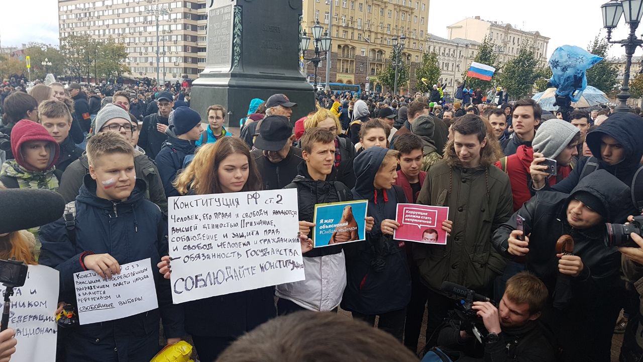 Митинг синоним. Дети на митинге Навального. Школьники на митинге. Митинг с плакатами. Школьники на митинге Навального.