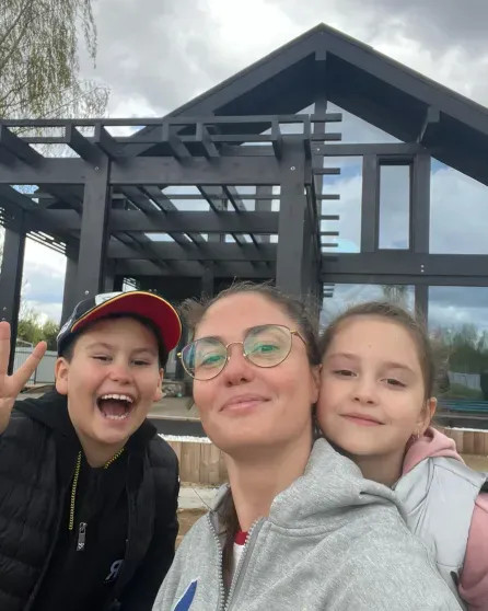 Агата Муцениеце с детьми