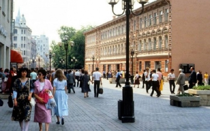 Очень популярная пешеходная улица со множеством сувенирных лавок.