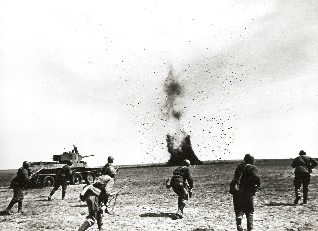 1942. Атака советских солдат во время боевых действий в районе Севастополя