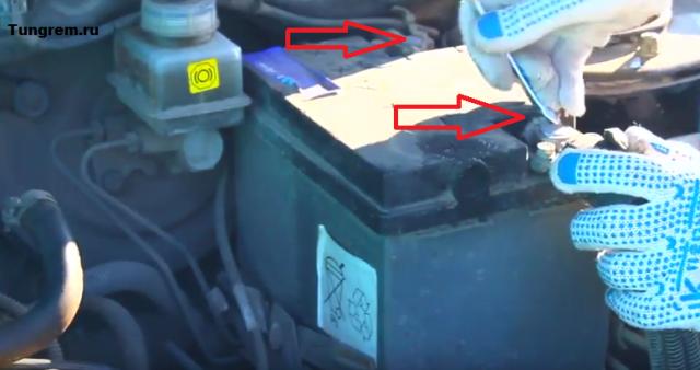 Откручиваю и снимаю клеммы на Ладе Калине