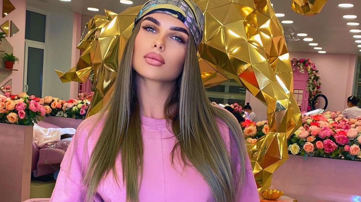 Певица Ханна похвасталась подаренным мужем Rolls-Royce