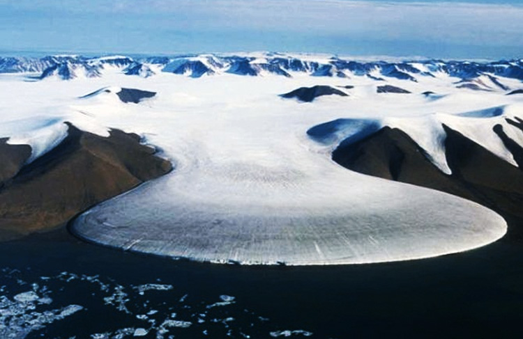  Айсмитте, Гренландия 
Территория полностью покрыта льдом. В самые холодные месяцы температура может опускаться до -64.9 °C