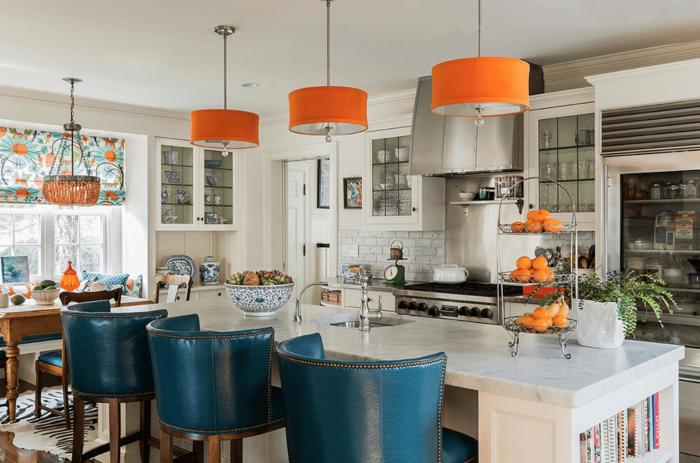 Синий плюс оранжевый – популярное решение для столовых и кухонь.