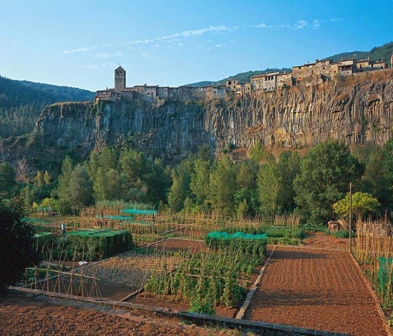 Кастельфольит-де-ла-Рока — уникальная деревня на скале Испания,Каталония,скалы