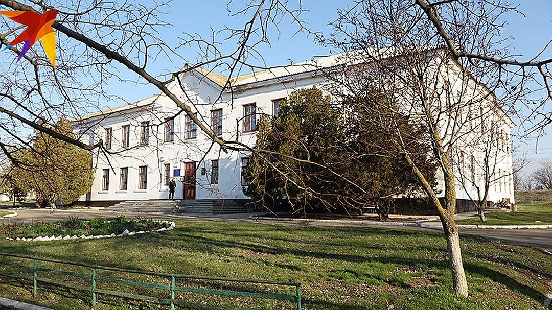 Школа в Саханке Фото: Дмитрий СТЕШИН