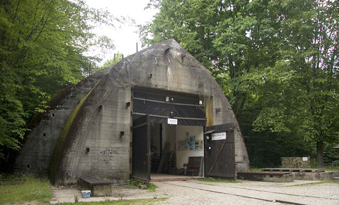 Бункер для личного поезда Гитлера: поисковики с камерой зашли внутрь старого укрепления Рейха в чаще леса