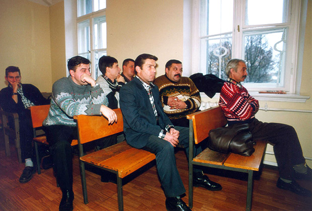 Сотрудники рижского ОМОНа в зале суда, 1999 год