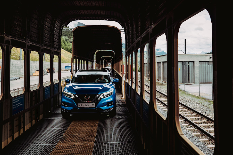 Поезд, перевозящий автомобили прямо с людьми Поезд, перевозящий автомобили прямо с людьми Марки и модели,путешествие