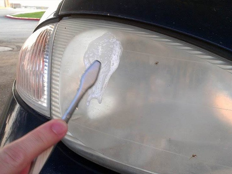 Как своими силами за пару минут вернуть блеск фарам