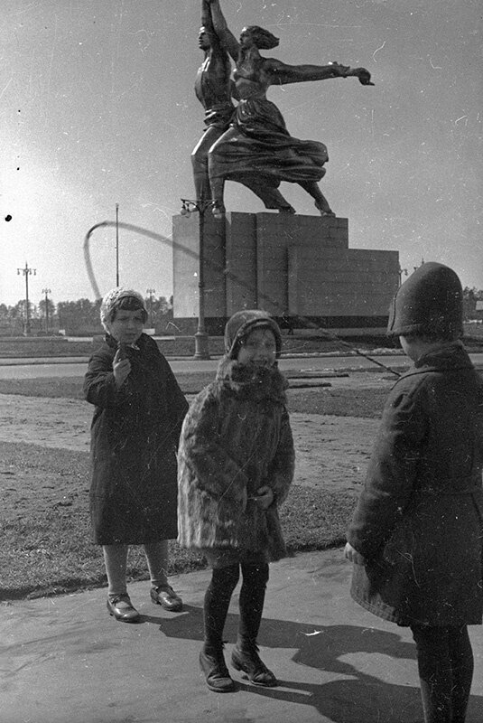 ВСХВ. Девочки со скакалкой у скульптуры «Рабочий и колхозница». 1940 год. Автор: Евгений Халдей.