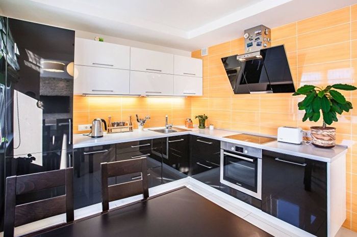 Кухня в стиле хай-тек: особенности и возможности Кухня в стиле хай-тек: особенности и возможности интерьер и дизайн