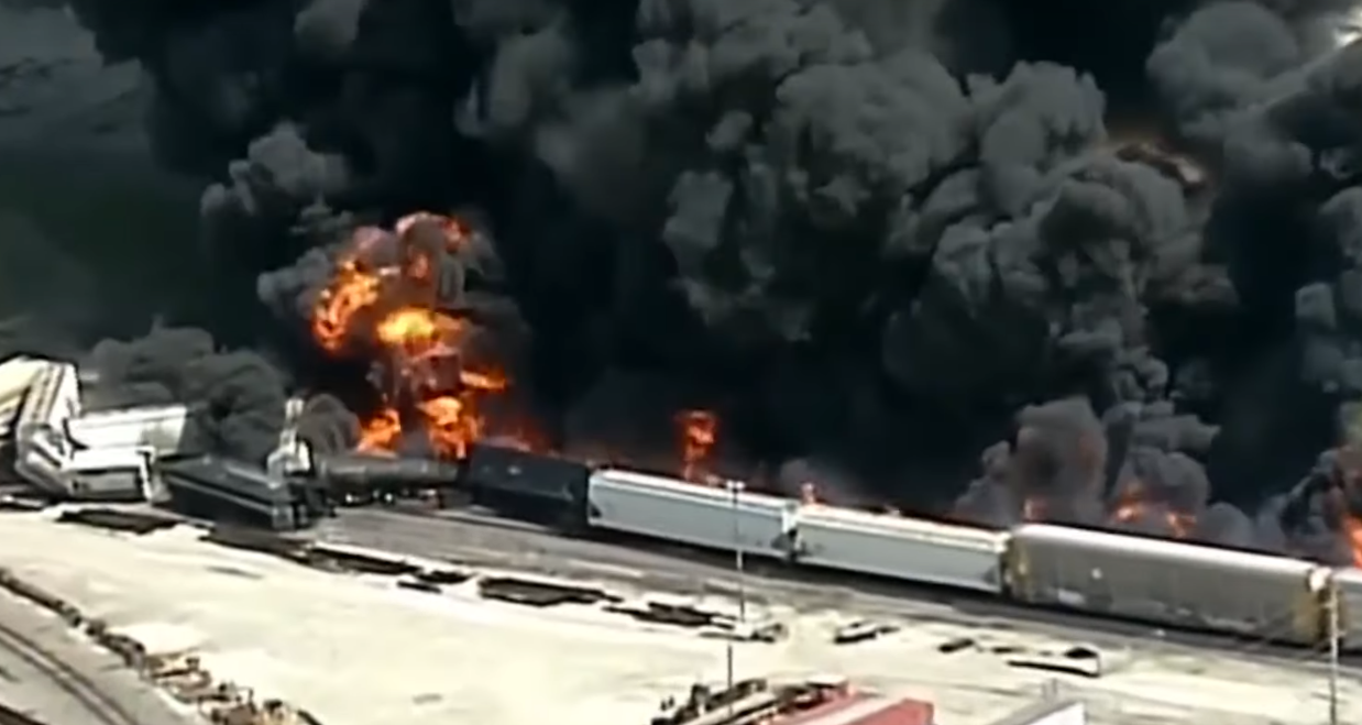 В США поезд с опасными химическими веществами сошел с рельсов и загорелся (видео)