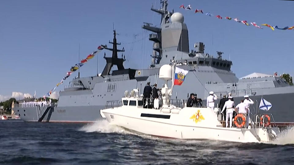 Путин поздравил моряков с Днем ВМФ на параде в Петербурге