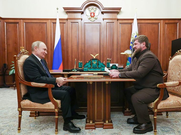 СМИ раскрыли тайну “приборчика” на пальце Кадырова во время встречи с Путиным (ФОТО)