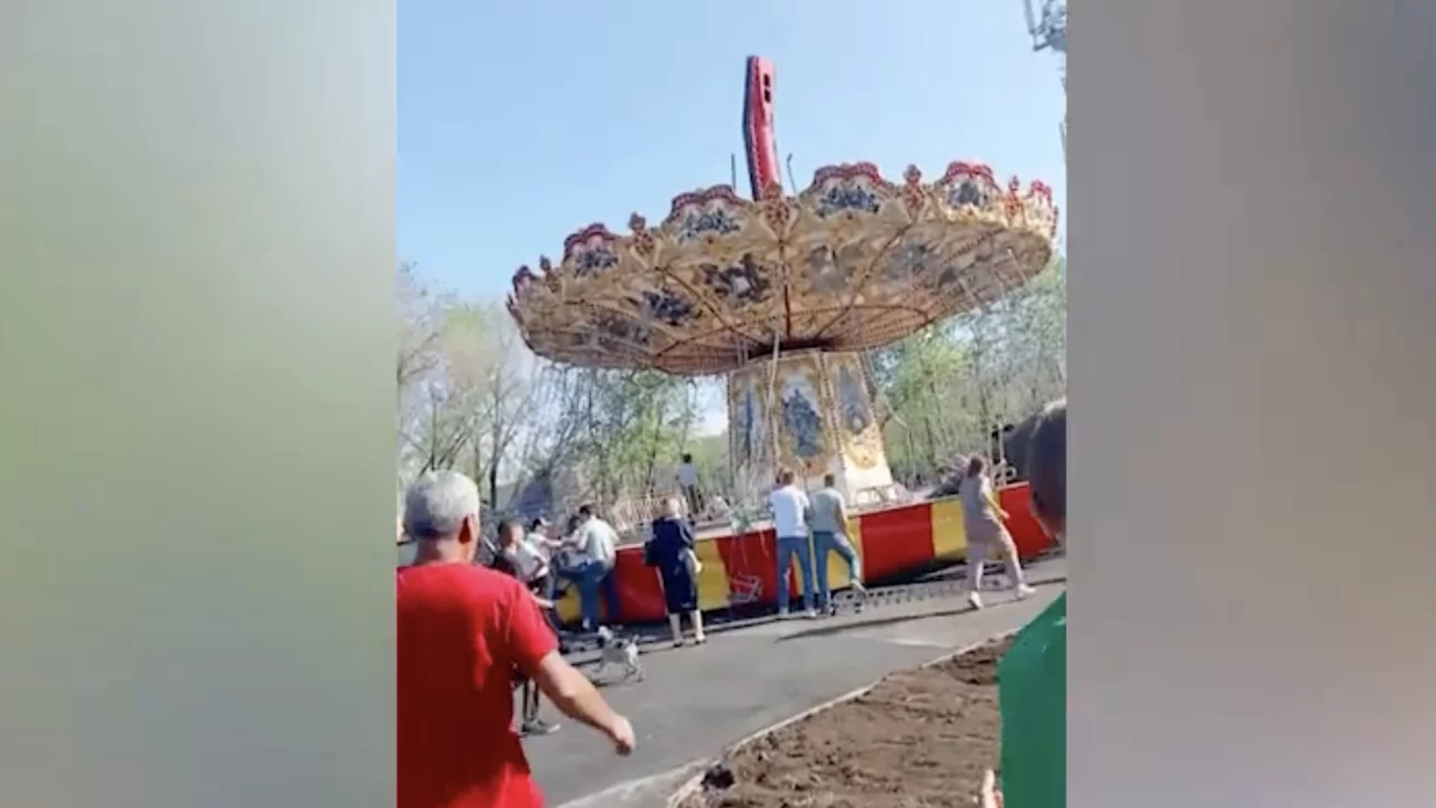 Колесо обозрения тополя оренбург. В Оренбурге рухнула детская Карусель. Аттракцион. Карусель в парке аттракционов.