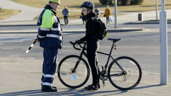 В ГАИ разъяснили, почему пешеходы ходят по велодорожкам, и есть ли за это штраф