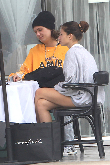 Уличный стиль знаменитости: Тилан Блондо в спортивном стиле на прогулке в Лос-Анджелесе Уличный стиль знаменитости: Тилан Блондо в спортивном стиле на прогулке в Лос-Анджелесе Звездный стиль