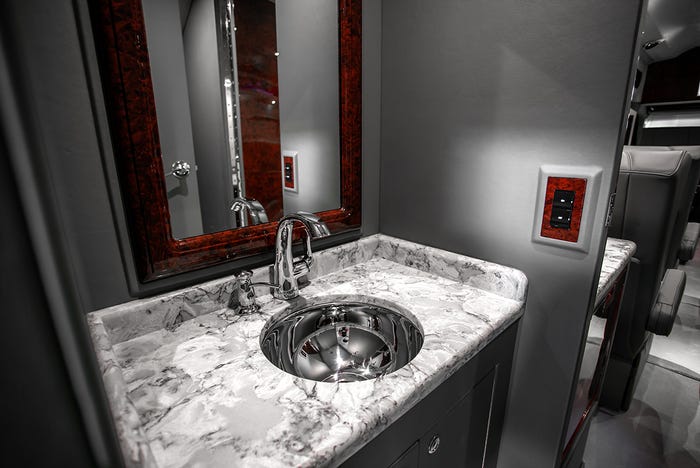 Пуленепробиваемый Mercedes Sprinter стоимостью 550 000 долларов Пуленепробиваемый Mercedes Sprinter стоимостью 550 000 долларов автомобили