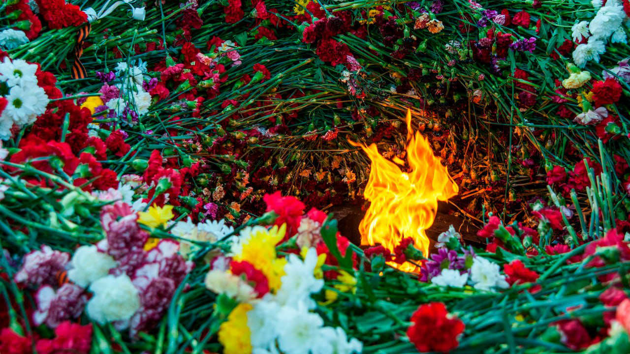 Отставной летчик впервые с 2014 года возложил цветы к Вечному огню в родном Херсоне