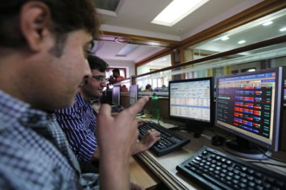 Brokers trade at their computer terminals at a stock brokerage firm in Mumbai January 6, 2015. REUTERS/Shailesh Andrade/File Photo