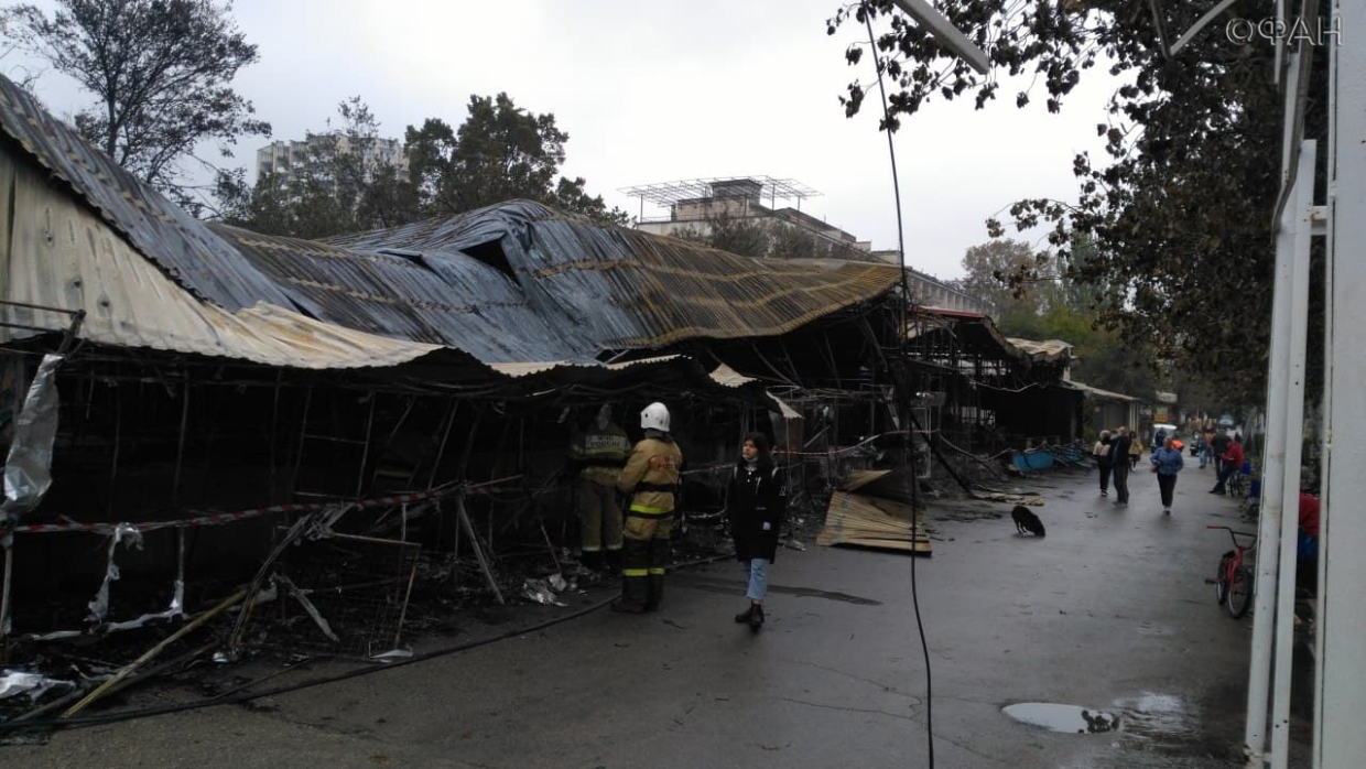 Крупный пожар в Крыму уничтожил кафе и торговые лавки на набережной