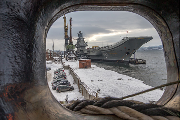 Российский тяжелый авианесущий крейсер "Адмирал Кузнецов" на 35-м судоремонтном заводе, где проходит восстановление технической готовности корабля перед летним морским походом. 
