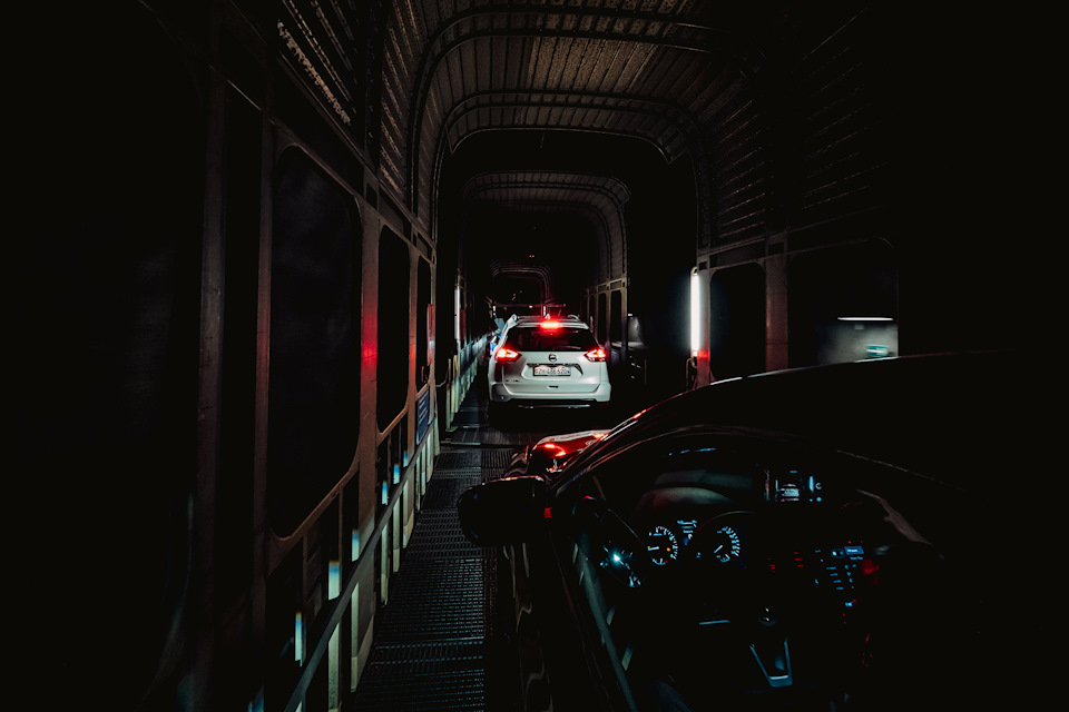 Поезд, перевозящий автомобили прямо с людьми Поезд, перевозящий автомобили прямо с людьми Марки и модели,путешествие