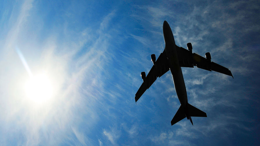 Летевший в Сургут самолет экстренно сел в Ханты-Мансийске из-за проблем с топливом