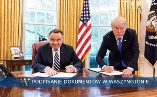 «Я упал со смеху»: Дуда подшутил над обработанным в фотошопе снимком Трампа