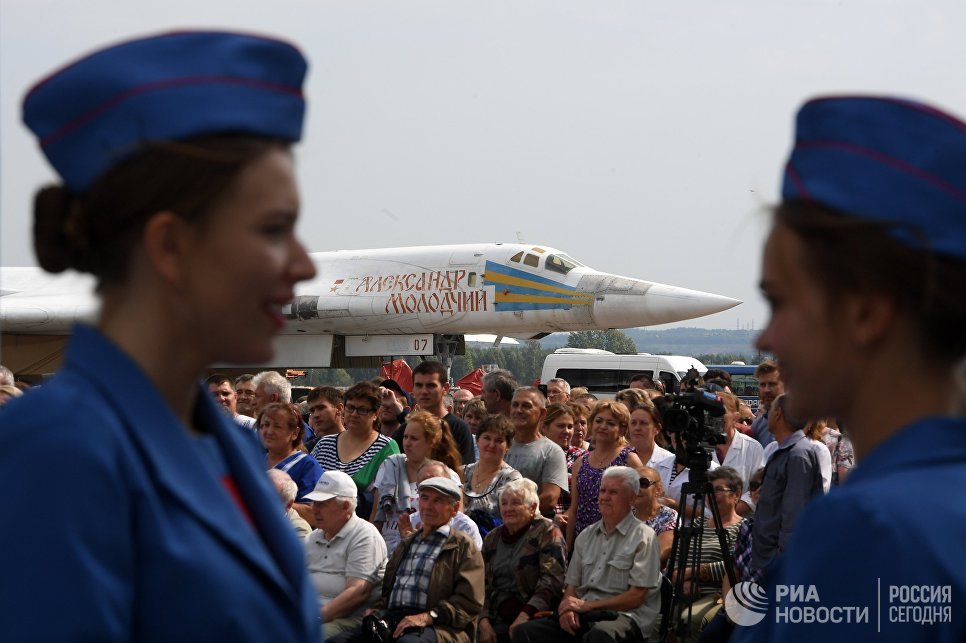 Зрители во время выкатки для наземных и летных испытаний модернизированного бомбардировщика Ту-22М3М в Казани