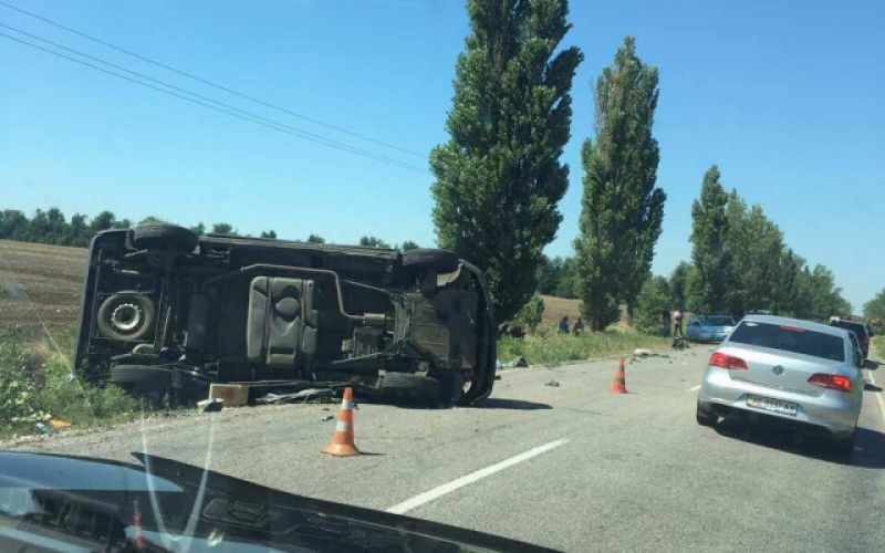 Украинские военные наехали бронетехникой на гражданский автомобиль под Херсоном