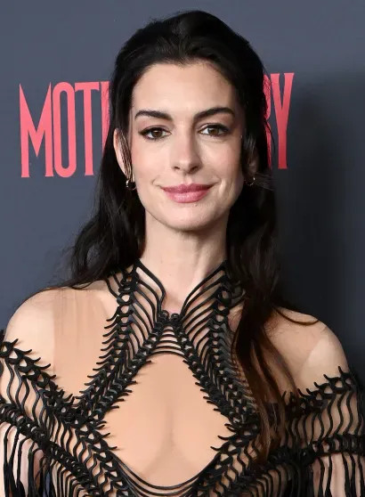 Энн Хэтэуэй снова вышла в свет в 