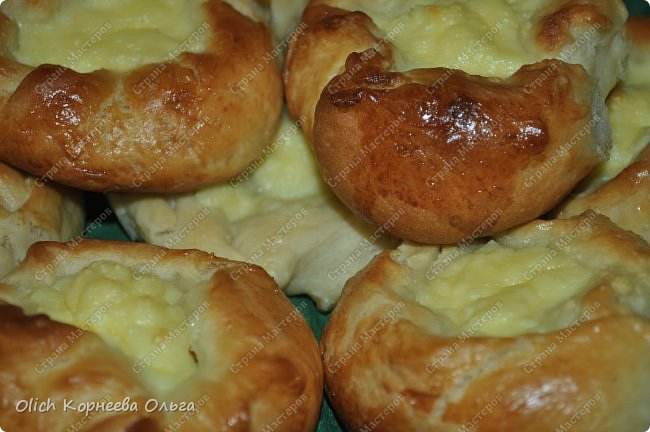 Здравствуйте. Уже не первый месяц, как пеку пироги, собираюсь рассказать о рецепте этого теста, но вспоминаю, когда уже пироги готовы. Рецептов очень много и в каждом есть своя изюминка. Этот рецепт мне попался на просторах интернета, когда я искала рецепт быстрого дрожжевого теста для пирогов. Меня подкупило слово быстрое, так как всегда хочется сэкономить время и при этом приготовить что-нибудь вкусненькое. Еще в рецепте говорилось, что пироги, приготовленные из этого теста, не черствеют очень долго, аж неделю. Верность этого утверждения нам не удавалось проверить до сих пор, потому как пироги мы съедаем быстро, редко когда остаются на второй день. Но вот что точно могу утверждать, что даже если вы уберете пироги в холодильник (а я всегда убираю пирожки храниться в холодильник, если в начинке яйца или грибы, все таки это скоропортящаяся начинка), они все равно будут мягкими и вкусными. Бывает пироги пару часов полежат и уже не такие вкусные, не такие мягкие и воздушные. А эти неееет, очень вкусные и нежные. <br />
Расскажу еще о плюсах этого теста:<br />
1. Не нужно ждать, когда тесто подойдет, можно печь сразу. Поэтому, если начинка требует предварительного приготовления, например, протушить что-то надо или отварить, то все следует приготовить заранее, иначе на это просто не останется времени.<br />
2. После того как тесто готово, мука больше не понадобится. Оно довольно таки жирное, не липнет к рукам и столу, поэтому лишняя мука для лепки не нужна. А потом и стол не нужно оттирать от этой муки.<br />
В общем кому стало интересно, читаем дальше. фото 20