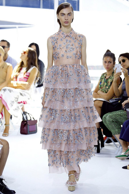  Модель в нежном платье от Delpozo