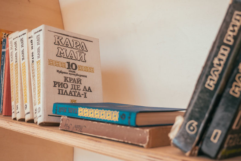 Ближе к книгам: в Болгарии открыли первую уличную библиотеку "Рапана" библиотека, болгария, достопримечательности, интересное, книги, полезно, фото, чтение