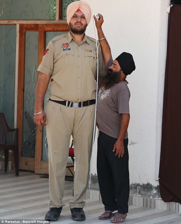 У закона длинные не только руки, но и ноги! Знакомьтесь - индийский дорожный полицейский Джагдеп Сингх. высокие люди, высокие люди мира, высокий рост, индия, полицейский, полиция, рекорды, фото