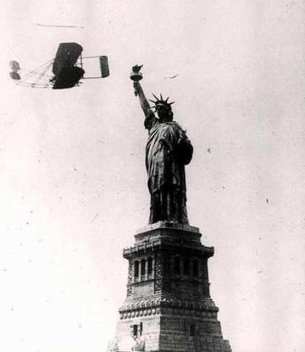 Уилбур Райт летает вокруг Статуи Свободы. \ Фото: turkishdailynews.net.